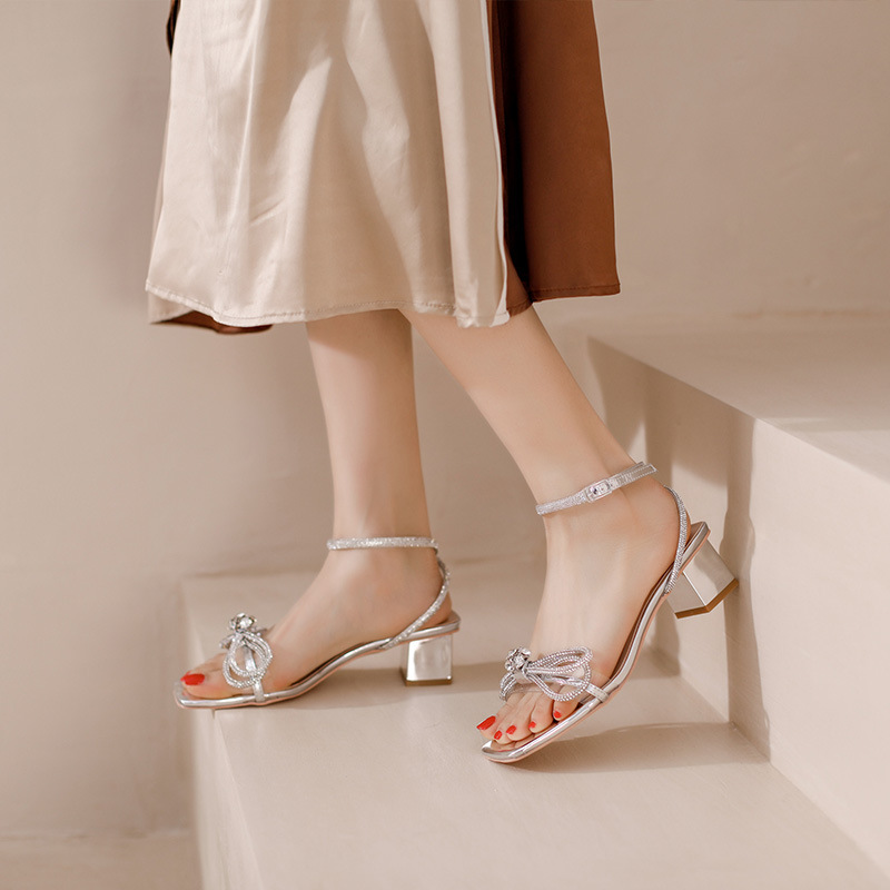 2022 verano nuevo dulce diamante arco sandalias hadas viento plateado transparente botón sandalias de tacón grueso para mujeres