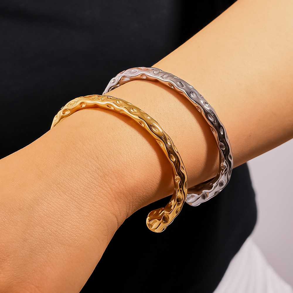 Europa y América INS celebridad de Internet 18k chapado en oro acero inoxidable patrón de martillo irregular lava pesada simple pulsera de mujer al por mayor