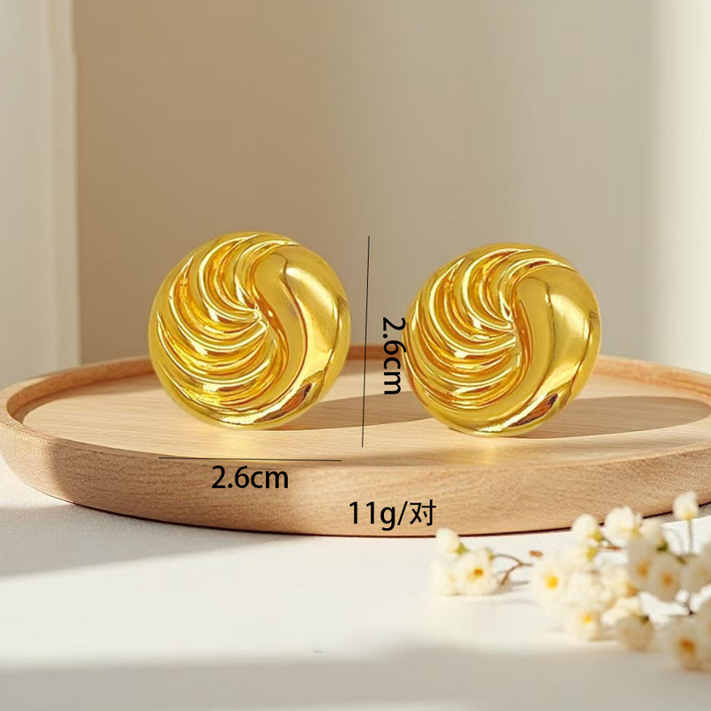 ヨーロッパとアメリカのニッチな気質ライト高級レトロプリーツイヤリング女性用 18K ゴールドストライプ三角形イヤリング|undefined