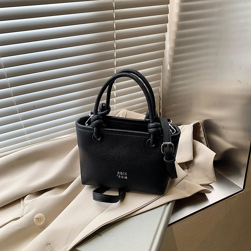 Diseño de nicho de cestas de verduras de moda transfronterizas bolsos de hombro único bolsos de hombro de alta gama bolsos de hombro femenino 100 bolsos de cubo de desplazamiento