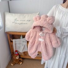 新生儿冬季新款毛绒兔连体衣2025秋冬新款连帽卡通小女孩外出服潮