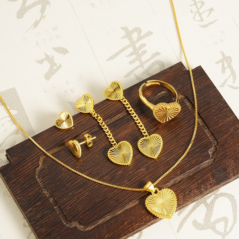 Nuevo collar de oro de arena de Vietnam lujoso ligero corazón de viento joyería de patrón horizontal combinación de pernos de orejas de mujer fábrica directa suministro al por mayor