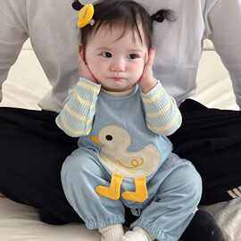 婴儿衣服秋季套装女可爱条纹打底衫小鸭子超萌背带裤连体衣两件套