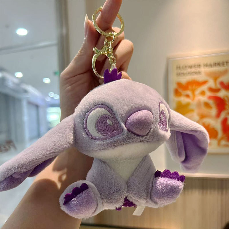 Máquina de garras de captura de dibujos animados de felpa exquisito coche llavero pareja creativa linda muñeca mochila escolar colgante regalo al por mayor