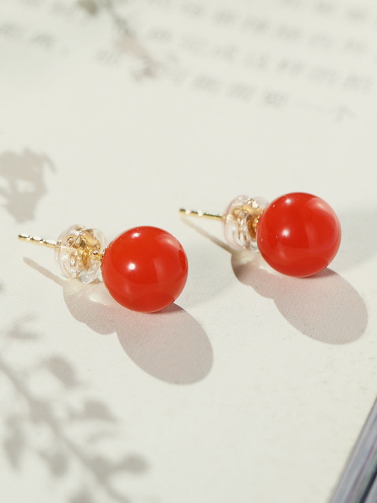 사우스 레드 오닉스 귀걸이 18K 골드 여성의 가을 및 겨울 붉은 귀걸이 센스 작은 체리 레드 콩 귀걸이