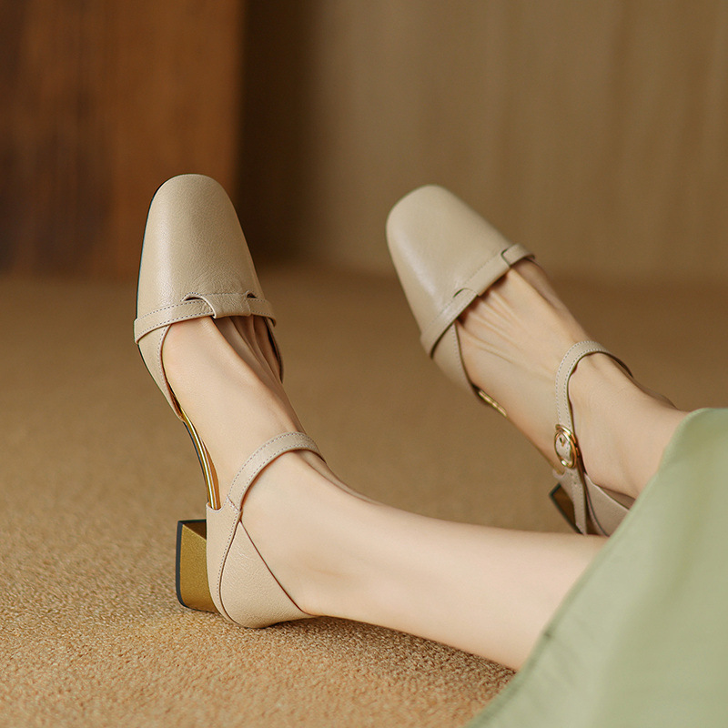 Sandal nữ bít mũi da bò thật quai chữ V đế thấp — Màu caramel