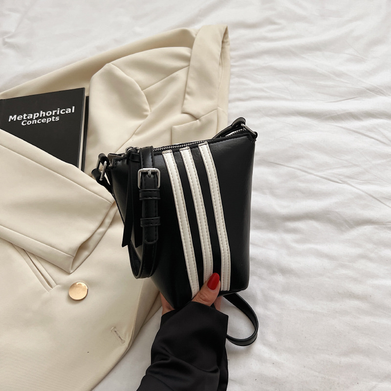 網紅時尚水桶包包女2024新款休閒簡約單肩包韓版洋氣大容量斜挎包