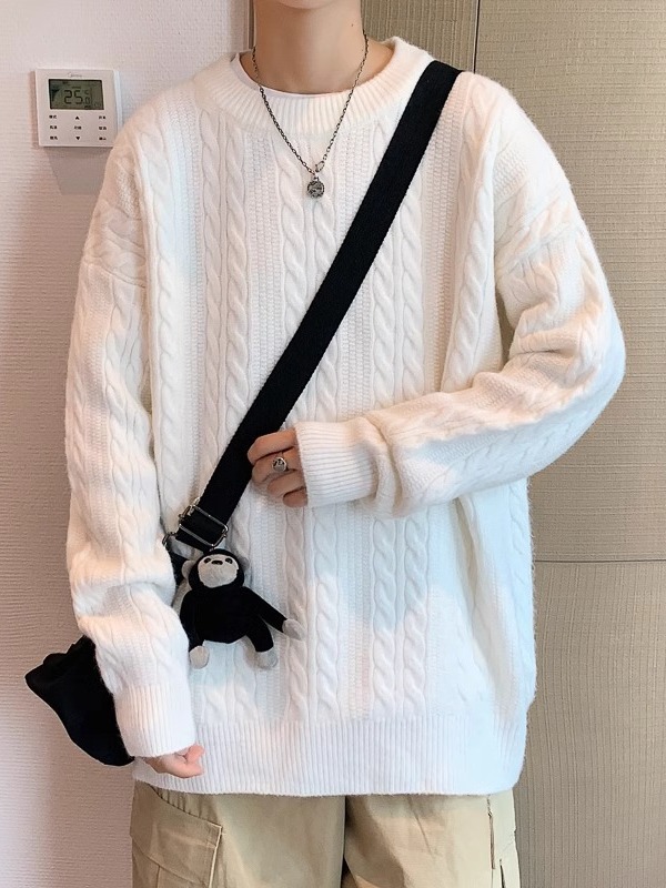 麻花のセーターの男性の丸首はゆったりしています。
