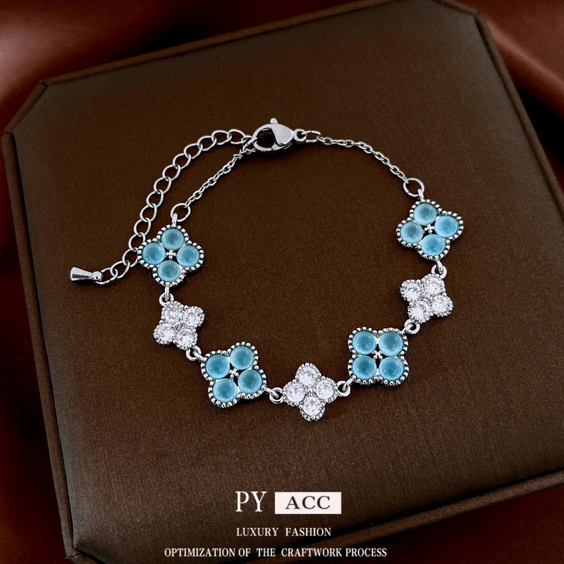 Minimalist Zircon Four-Petal Flower Pendant Bracelet, Light Luxury Style, Sweet and Elegant Bracelet, Simple and Exquisite Versatile Jewelry for Women Minimalist Zircon Four-Petal Flower Pendant Bracelet, Light Luxury Style, Sweet and Elegant Bracelet, Simple and Exquisite Versatile Jewelry for Women