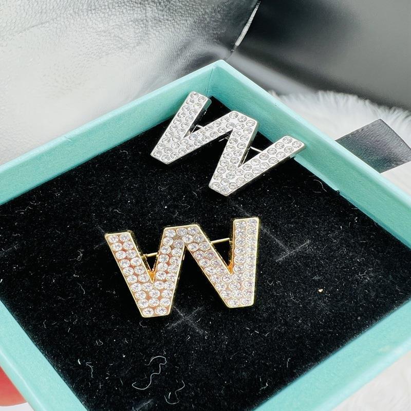 European and American max niche letters autumn W brooch women's fashionable high-end accessories pin elegant suit collar pin safety buckle