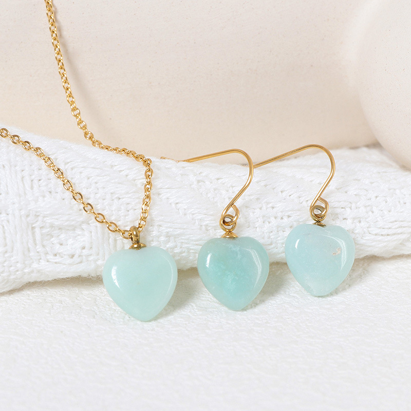 Conjunto de joyería europea y americana Collar de piedra natural en forma de corazón Pendientes de amor Verano femenino Advanced Sense No se desvanece Joyas de acero de titanio