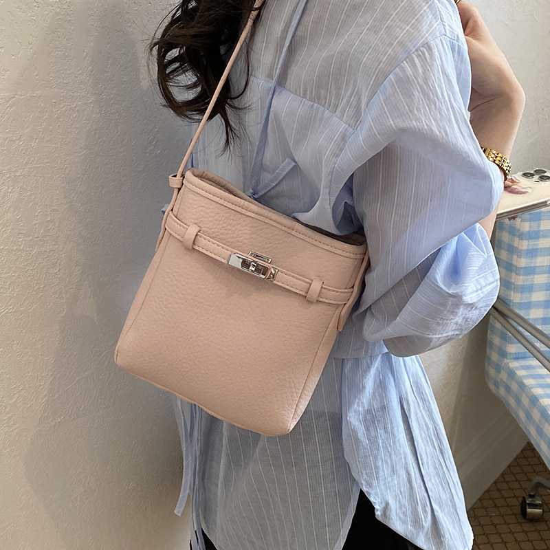 La versión coreana de nicho de color sólido bolso de teléfono móvil para mujeres 2026 verano nuevo diario pequeño y ligero bolso de hombro pequeño