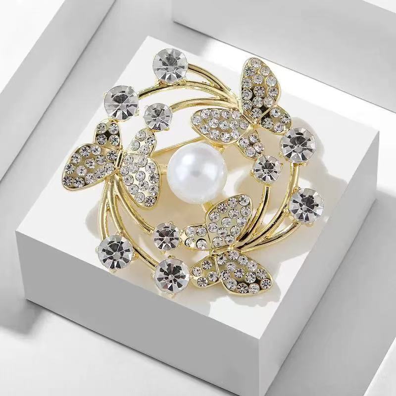Elegant Camellia Pearl Brooch With Diamonds Alloy Clothing Pin_voghion.com