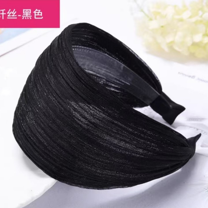 韓国の白髪を遮って、歯のカチューシャの髪をします。