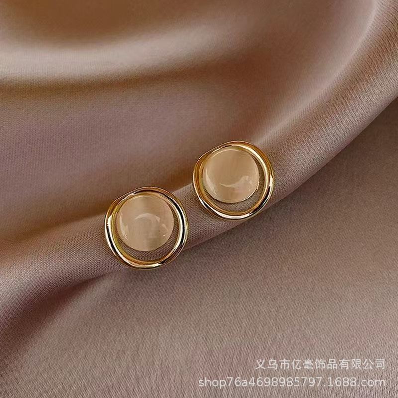 S925 Pendientes de perlas de temperamento Pendientes de lujo ligero de alta gama Pendientes al por mayor y al por menor transfronterizos Mujeres