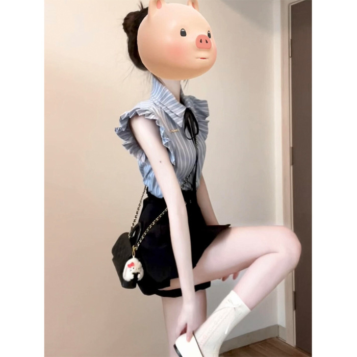 年齢を軽減するための韓国風ブルーストライプの小さなフライングスリーブシャツと花のつぼみショーツのツーピースセットの完全な衣装セット|undefined