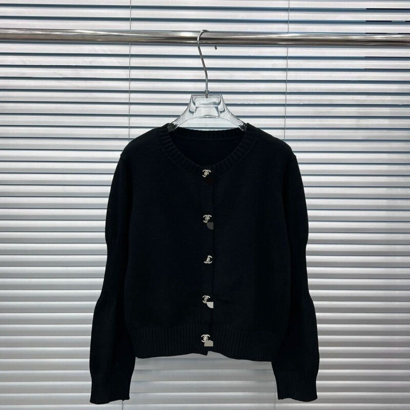 New autumn and winter knitted long-sleeved loose-fit round-neck short cardigan sweater with silver letter buttons, a stylish outerwear piece for women New autumn and winter knitted long-sleeved loose-fit round-neck short cardigan sweater with silver letter buttons, a stylish outerwear piece for women