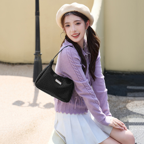 2025 New Casual Bright Leather Solid Color Large Capacity Underarm Bag Trendy Fashion Woven Pattern Commute Crescent Shoulder Bag