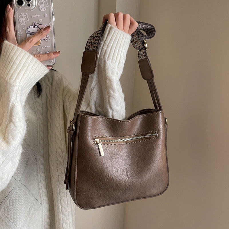 Bolsa de moda de alta calidad para mujeres 2023 nuevo invierno retro versátil cubo bolsa estilo coreano nicho bolso de hombro