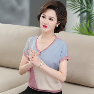 2025夏季新款時(shí)尚撞色V領(lǐng)T恤女士短袖媽媽裝中老年女裝上衣薄款圖片