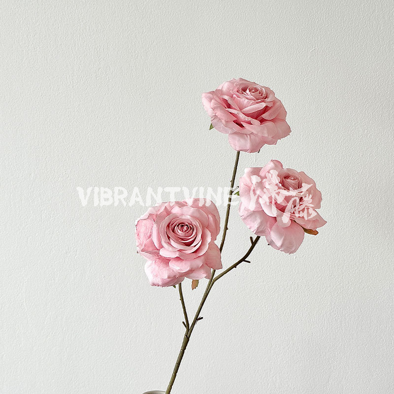 ピンク系のシミュレーション花の結婚式場は造景の偽の花の背景の壁を配置して花の天井の花の路を飾って生け花の娟花を導いています。