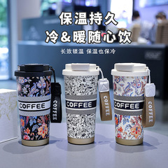 覇王茶姫と同じコーヒーカップの大容量は、ストローカップ国潮風316ステンレス保温カップを持っています。