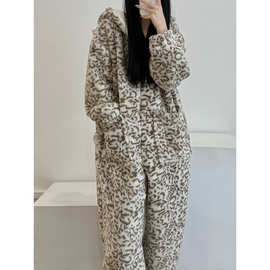 一体式毛绒连帽时尚豹纹珊瑚绒睡衣女秋冬季加厚保暖家居服睡袍冬