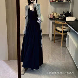 法式赫本风蓝色吊带连衣裙子女秋季2026新款巨好看的掐腰长裙套装