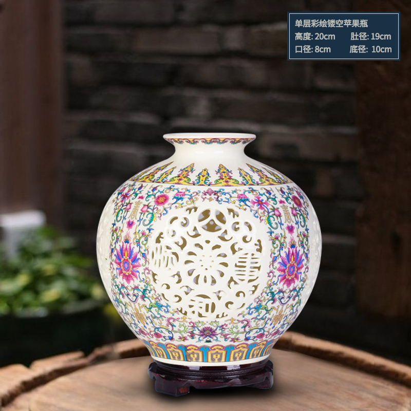 단층으로 칠해진 속이 빈 사과 병