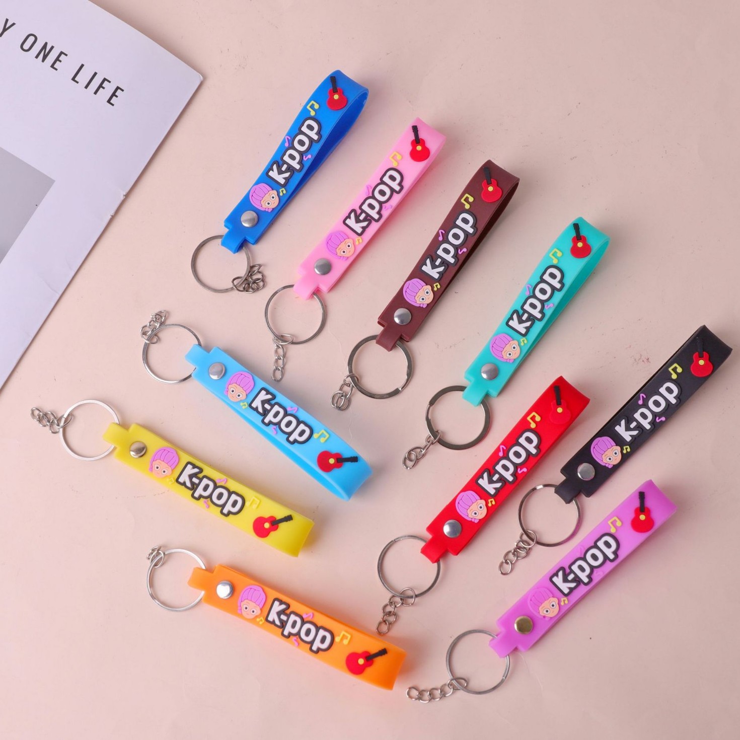 Caza de brujas de PVC goteo muñeca llavero especial colgante de dibujos animados letras de color llavero al por mayor