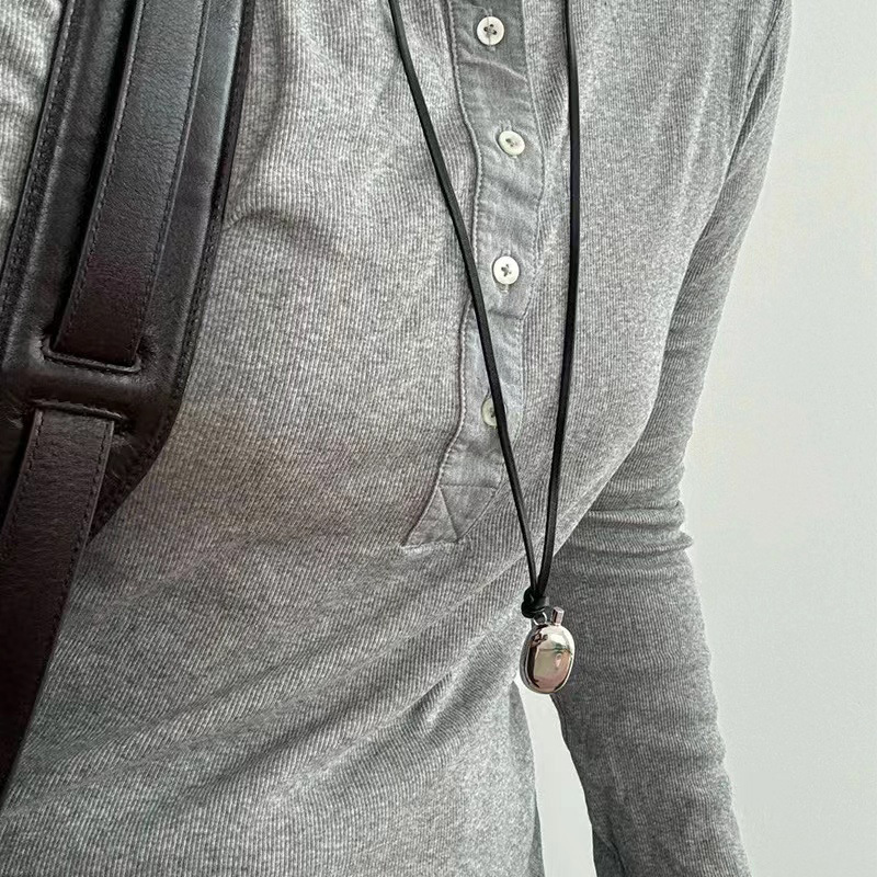 Collier en cuir noir avec pendentif gourde style moderne_voghion.com