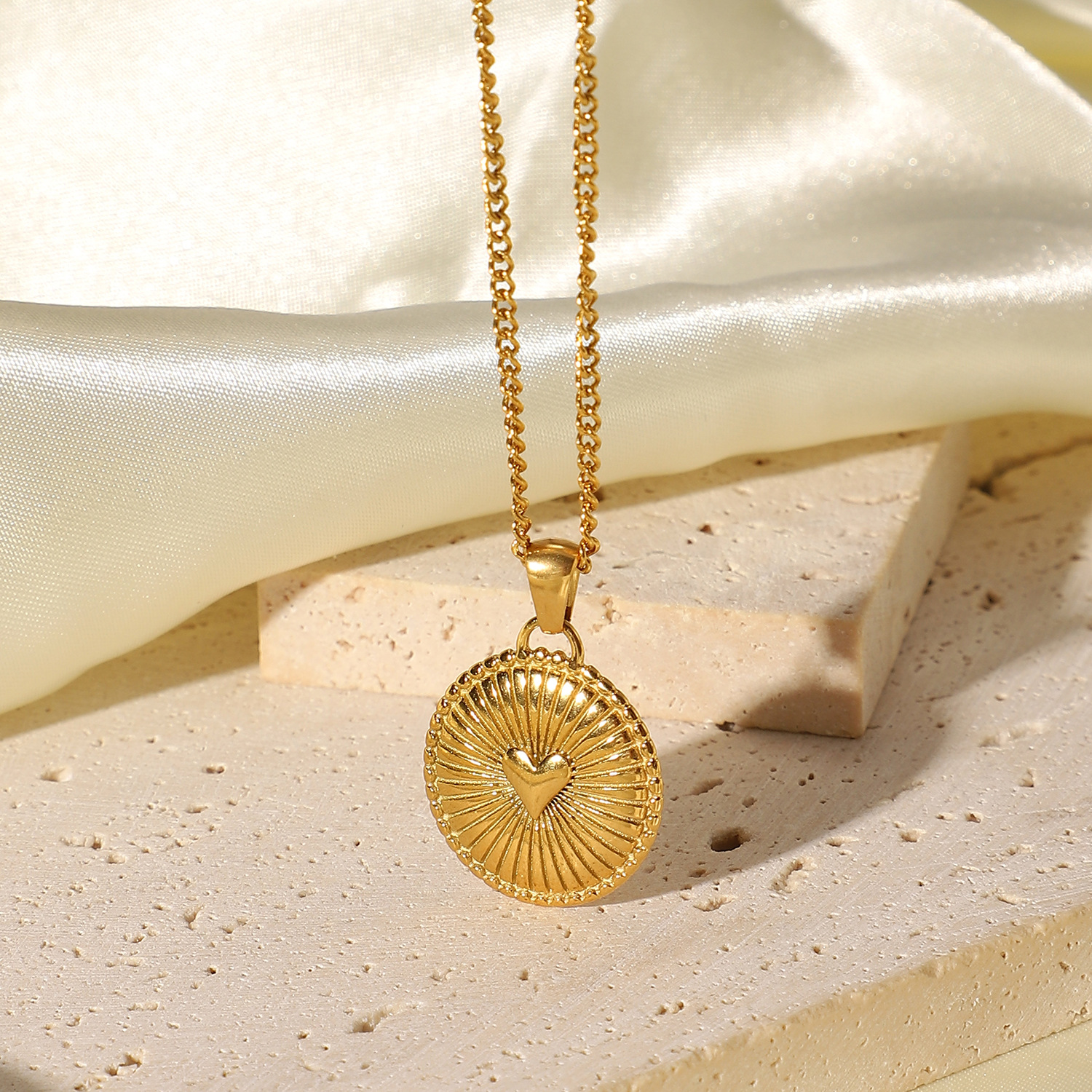 New Gold-plated Stainless Steel Necklace Jewelry Three-dimensional Round Pendant Necklace display picture 3