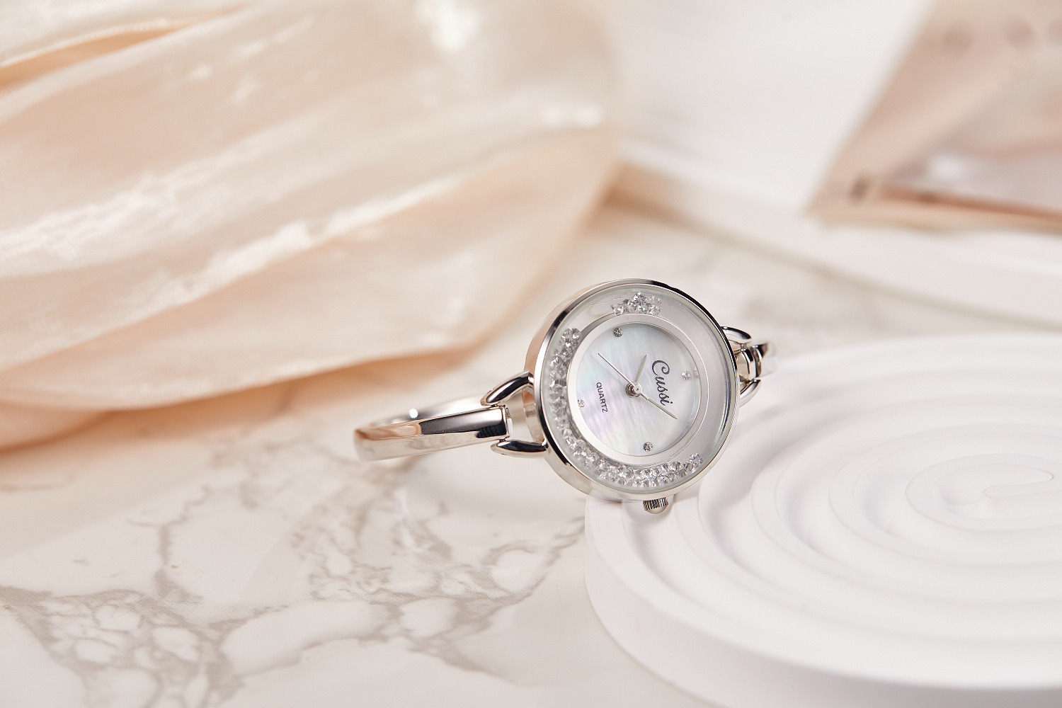 Orologio da donna elegante con bracciale traforato alla moda_voghion.com
