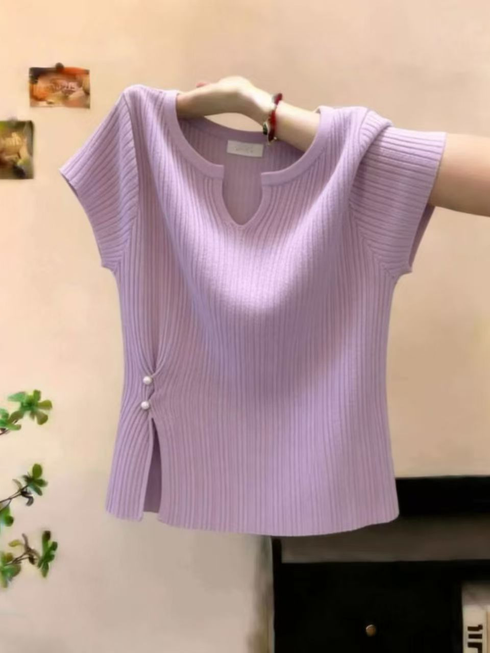 Áo thun nữ cổ tròn tay ngắn cúc ngọc trai dáng ôm — tím hoa cà