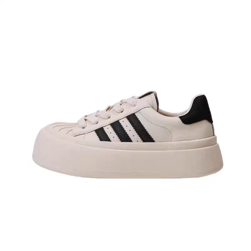 Zapatillas deportivas negras con puntera de goma para mujer, estilo nuevo otoño-invierno 2025, calzado deportivo casual de suela gruesa, zapatos de muñeca bonitos con alto valor estético.