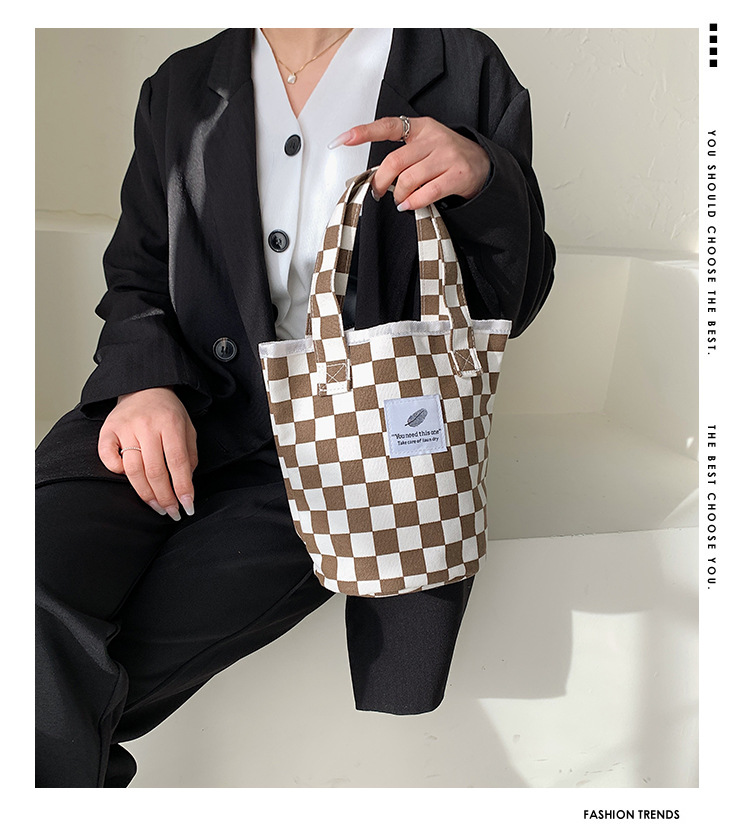 A fashionable new Japanese and Korean chic black and white checkered canvas bag, a large-capacity single-shoulder bag for women, and a simple student handbag full figure