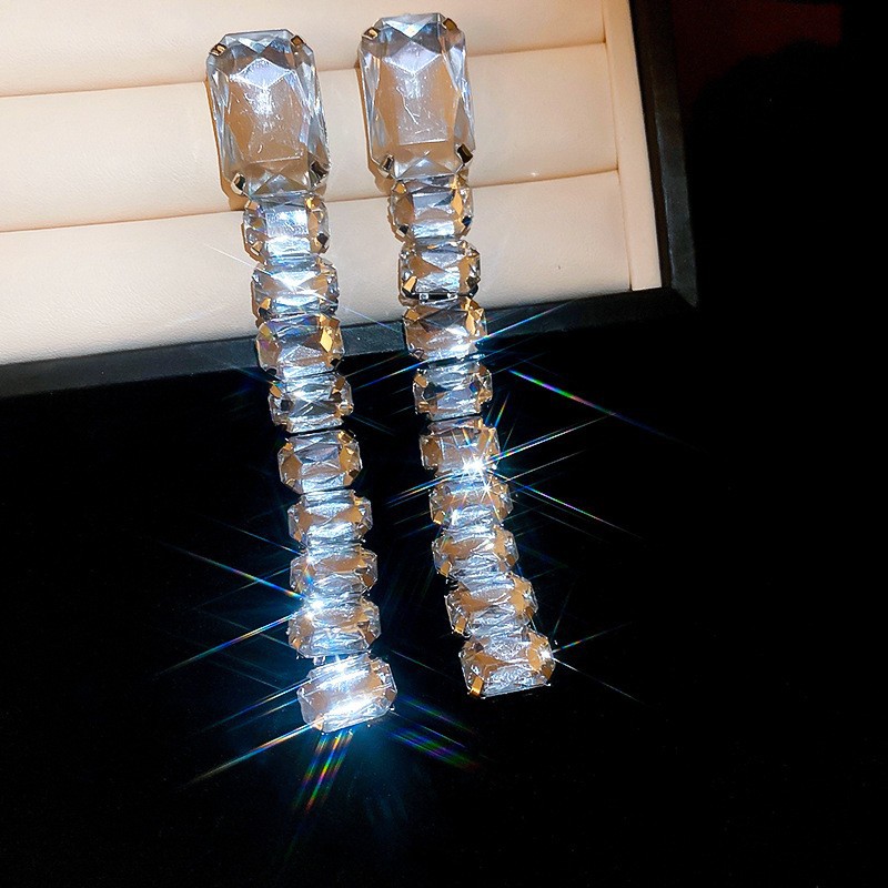 Pendientes de borla de hojas de diamantes súper parpadeantes de plata Pendientes de temperamento de moda Pendientes de diseño de nicho femenino Lujo ligero y de alta gama