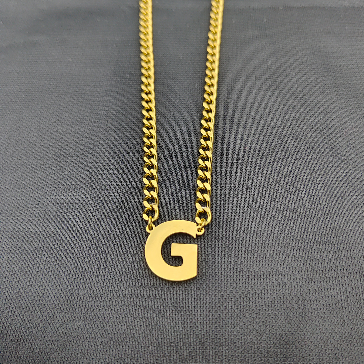 Collar de cadena cubana de acero inoxidable estilo hip-hop con apellidos europeos y americanos, colgante de letra mayúscula de oro de 18K con 26 letras.