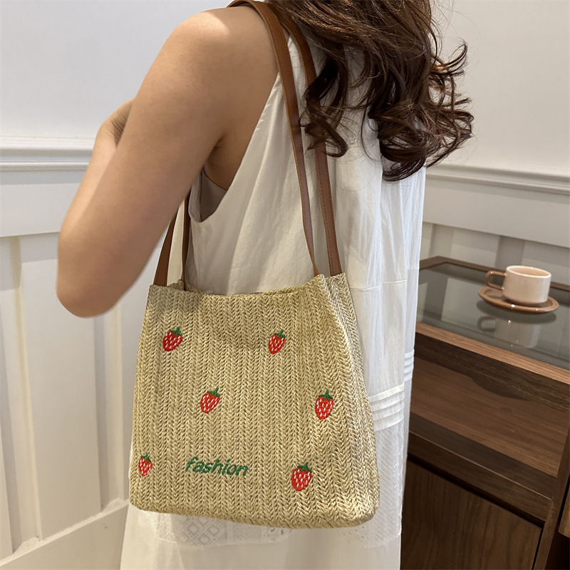 Bolsa de viaje de verano de gran capacidad para mujeres 2024 nuevo lindo bolso de tela de paja de fresas bolsa de trenzado de viaje de moda