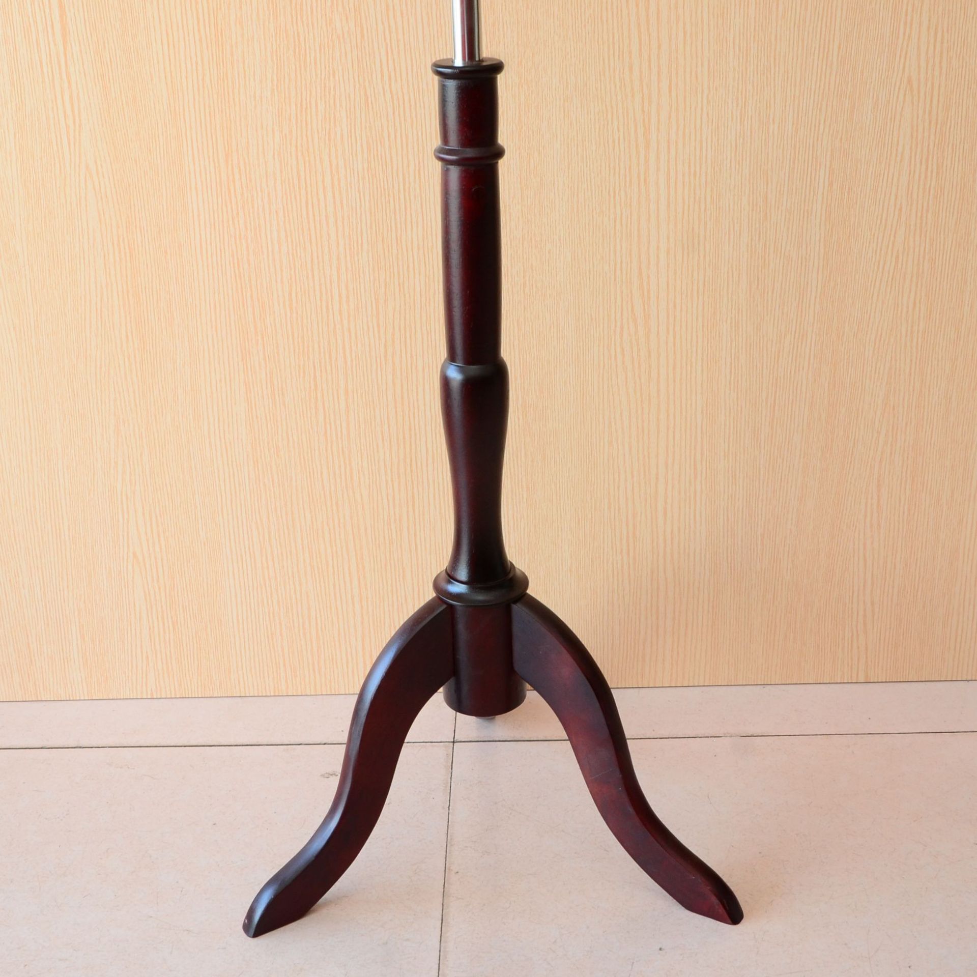 Modelo de tela de medio cuerpo soporte de base de triángulo tienda de ropa niños y niñas Accesorios de plataforma para niños base de trípode de madera maciza