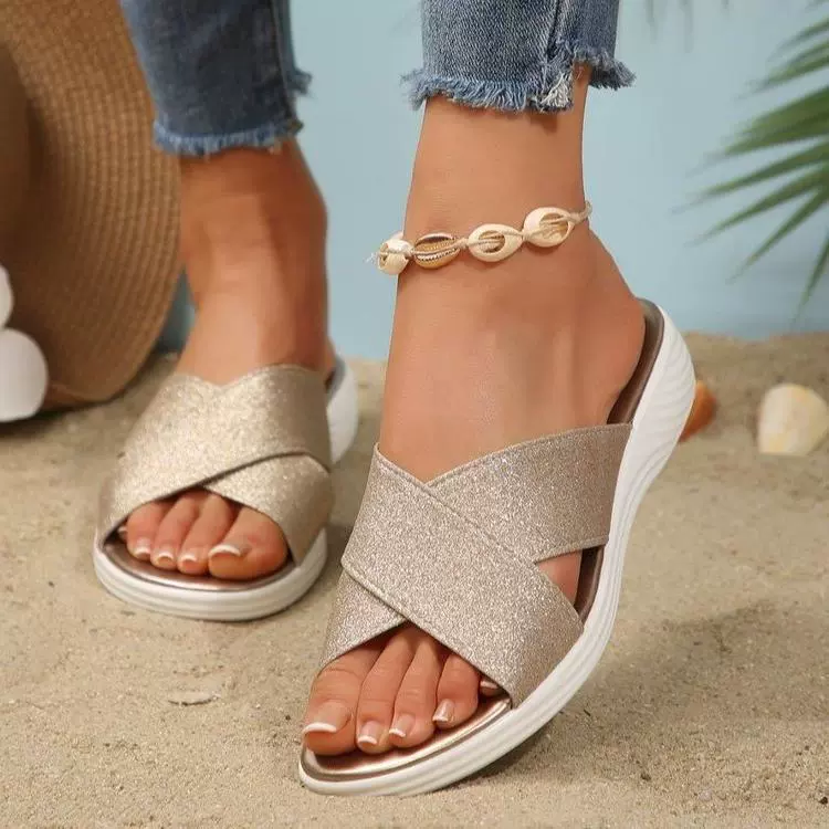 Европейские и американские толстоподошвенные сандалии 2025 года, новые золотые модные пляжные сандалии, однотонные повседневные рабочие тапочки для женщин