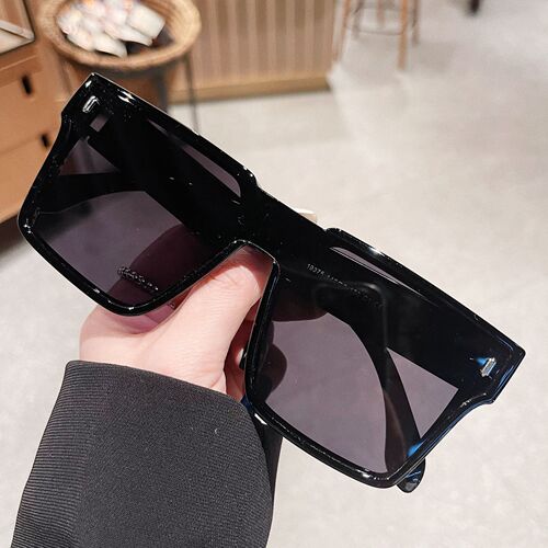 Suitable for male drivers with myopia, this pair of sunglasses features a combination of mirror and dark lenses, providing summer sun protection and polarized lenses for a premium look.