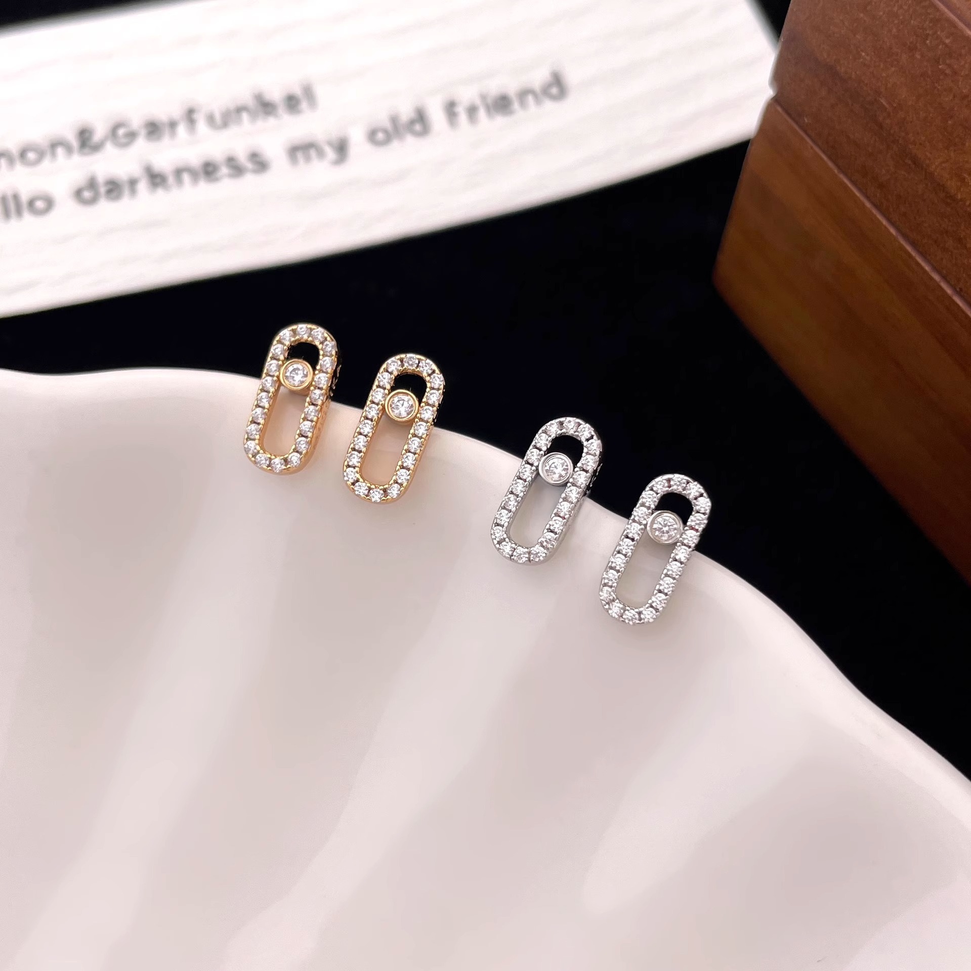 Orecchini a clip da donna con sfera in moissanite oro bianco_voghion.com
