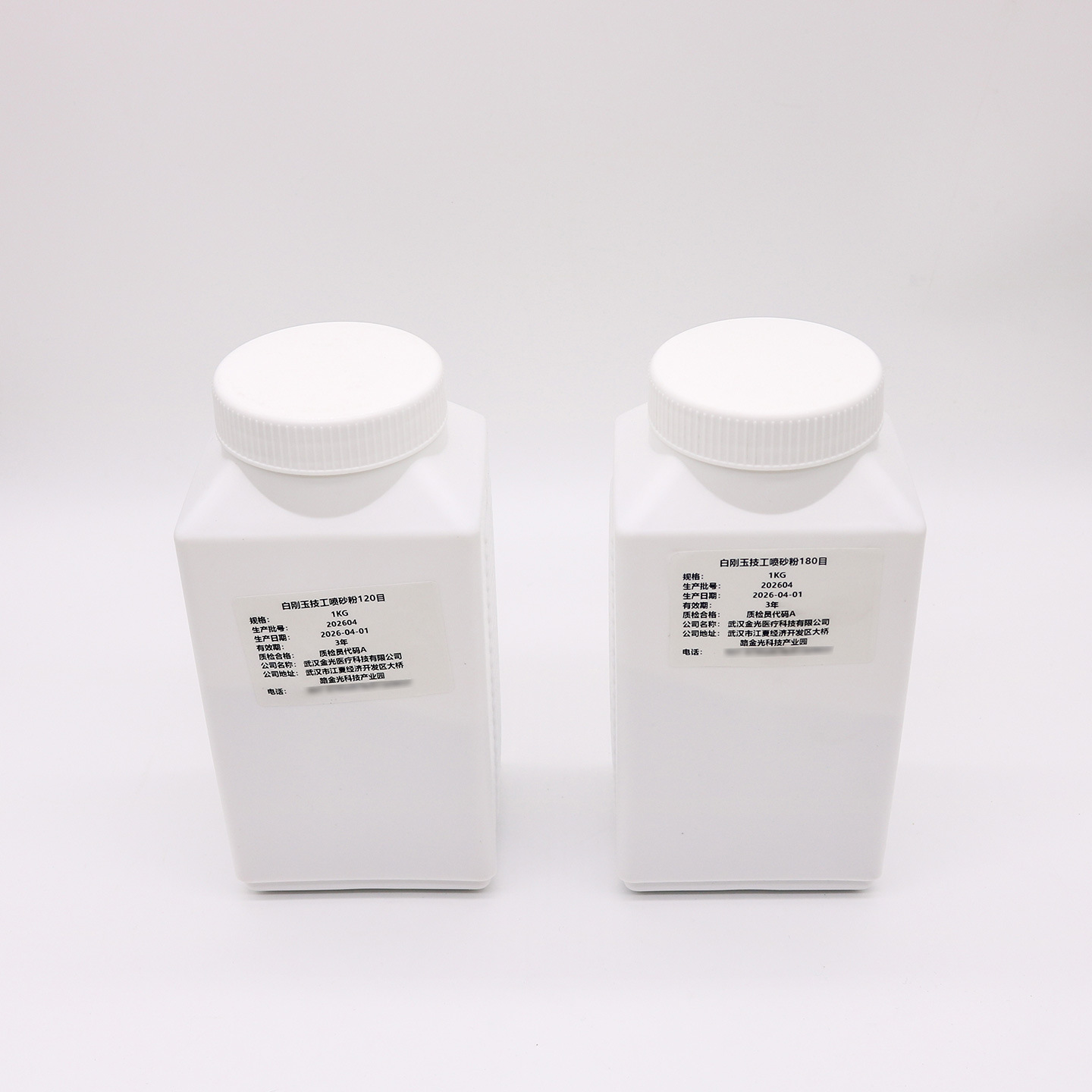 La fábrica de dentaduras de polvo de chorro de arena de Bai gangyu, un técnico, utiliza polvo de óxido de aluminio para pulir y pulir la base del soporte de pulido.