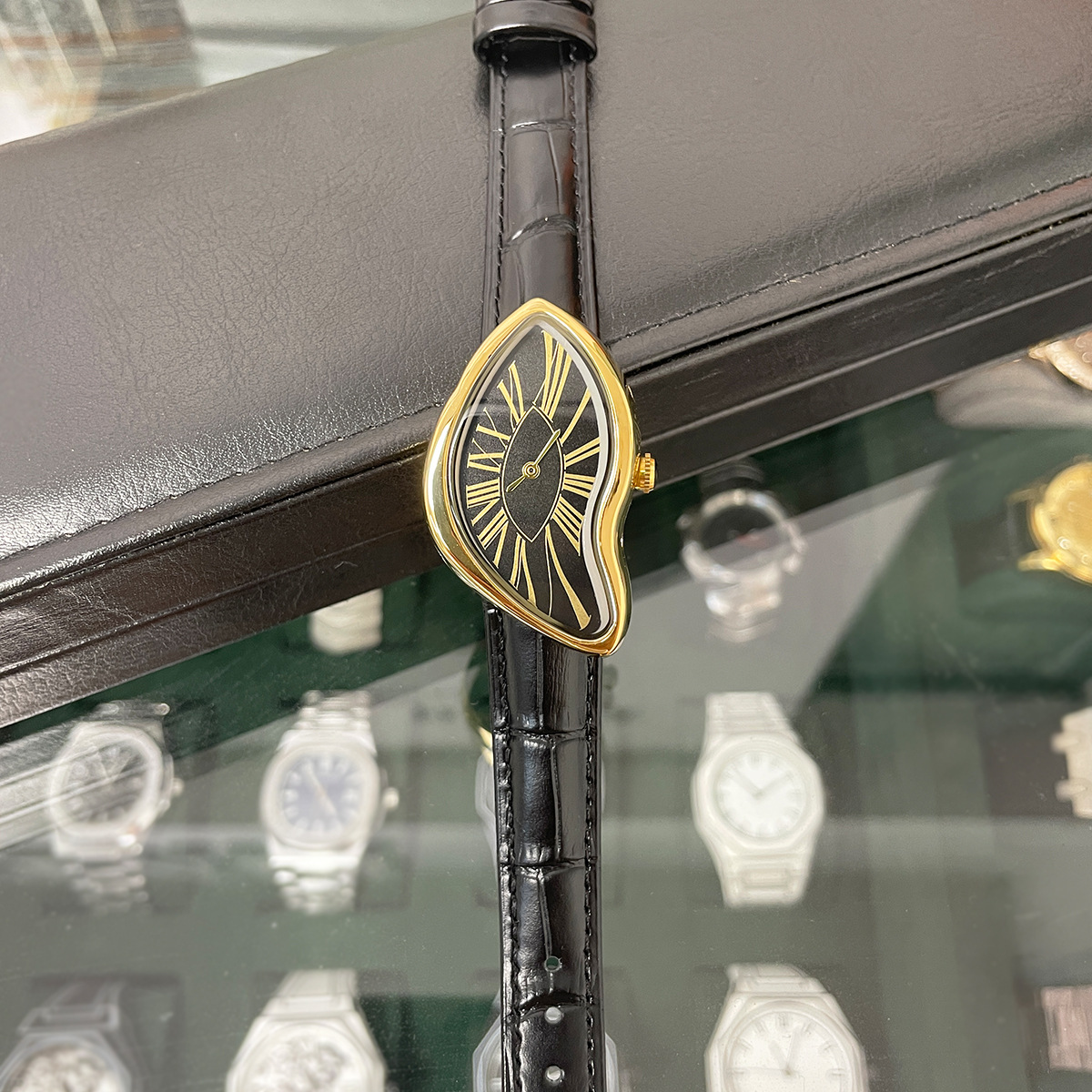 Vintage Irregular Y2K Melting Twisted Creative Watch for Men and Women, Fashionable Trendy High-End Niche Quartz Watch