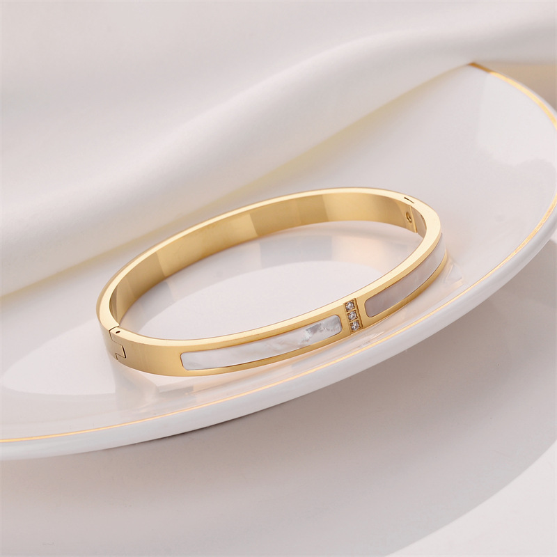 Pulsera de titanio y acero para mujer, diseño moderno y sencillo, pulsera de lujo que no se desvanece, venta al por mayor en stock.