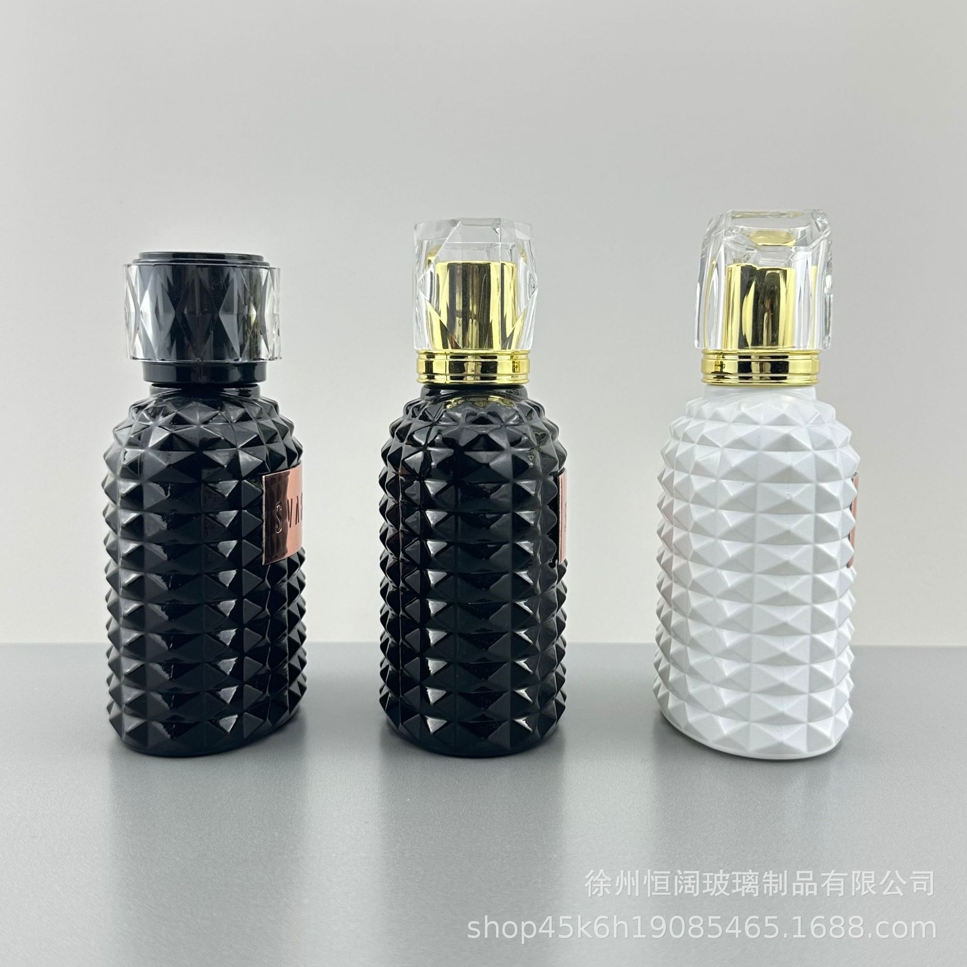 Botella de perfume botella vacía al por mayor blanco 100ML negro 100ML etiqueta de metal logo acrílico cubierta exterior