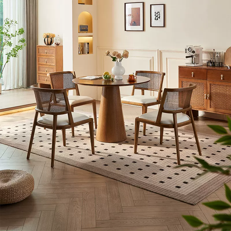 新中式藤编实木餐桌现代简约侘寂风酒店餐厅软包靠背藤椅圆桌组合