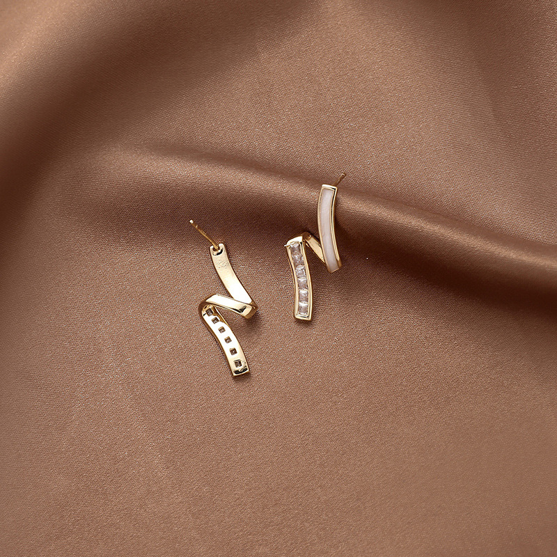 Simple Oil Drop Metal Zircon Geometric Twist Fashion Alloy Earrings Female display picture 3