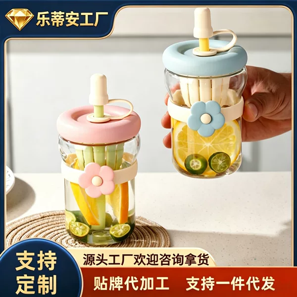 Highly stylish ins-style glass straw cup, large capacity, thickened glass tea-water separation cup, home use flower tea cup